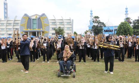 Sebanyak 3000 mahasiswa UMP mainkan kentongan, ciptakan rekor baru untuk dicatatkan di Museum Rekor Dunia Indonesia (Muri). 