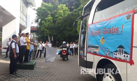 Sebanyak 303 warga asal Kota Cimahi diberangkatkan oleh Pemerintah Kota (Pemkot) Cimahi menuju Solo dan Semarang, Ahad (18/6) sore menggunakan 8 bus. Kegiatan tersebut dilaksanakan dalam rangkaian program mudik gratis lebaran 1438 hijriah