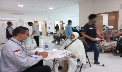 Sebanyak 32 jamaah haji dari tujuh embarkasi mengikuti pelayanan kesehatan Medical Check Up (MCU) di Kantor Kesehatan Haji Indonesia (KKHI), Selasa (9/8) pagi waktu setempat. Hari ini merupakan MCU terakhir yang dilakukan tim kesehatan KKHI kepada jamaah haji gelombang dua sebelum pulang ke Tanah Air. 