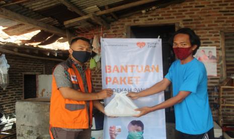 Sebanyak 37 paket Sedekah Pangan disalurkan oleh Relawan Rumah Zakat kepada warga terdampak Covid-19 di Gunung Sulah.