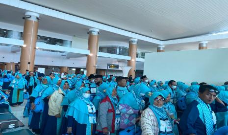  Bandara Kertajati akan Berangkatkan 22 Kloter Jamaah Haji. Foto: Jamaah umroh yang berangkat dari Bandara Kertajati