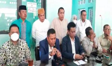 Sebanyak 38 anggota DPRD Kota Depok menyatakan sikap untuk segera menggelar mosi tak percaya terhadap Wali Kota Depok, Mohammad Idris dan Ketua DPRD Kota Depok, TM Yusufsyah Putra, Senin (9/5/2022). Mosi tak percaya itu terkait arogansi kekuasaan dan politisasi Kartu Depok Sejahtera (KDS).