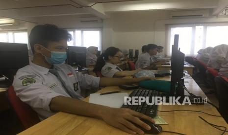 Sebanyak 38 siswa SMA Kelas 12 Sekolah Indonesia Kuala Lumpur (SIKL) terdiri dari 21 siswa IPS dan 17 siswa IPA melaksanakan ujian sekolah di Kuala Lumpur, Senin (16/3/2020).