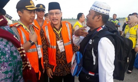 Sebanyak 387 calon haji kloter pertama Embarkasi Kota Padang, Sumbar terbang menuju Madinah, Selasa (17/7) pagi. 