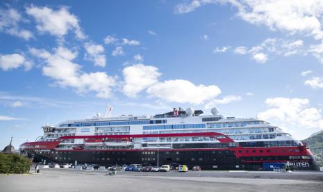 Sebanyak 40 kru dan penumpang kapal pesiar mewah asal Norwegia MS Roald Amundsen dinyatakan positif Covid-19.