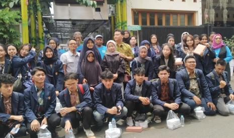 Sebanyak 40 mahasiswa dari Universitas Padjadjaran Bandung menjalani kuliahnya di luar kelas atau (outdoor activity) di Media Percontohan Pembelajaran Pencegahan Krisis Planet di Gang 8 Jalan Nusa Indah IV Kelurahan Malaka Jaya, Kecamatan Duren Sawit, Jakarta Timur.