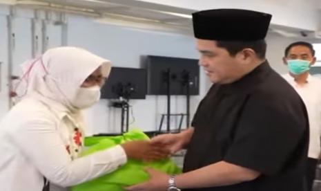 Sebanyak 400 paket sembako didistribusikan Erick Thohir untuk masyarakat selepas melaksanakan sholat Id di Masjid At-Thohir, Kota Depok.