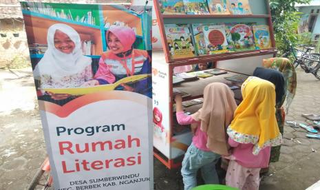 Sebanyak 45 santri hadir dalam kegiatan yang diadakan Rumah Literasi. Mereka pun begitu antusias untuk menyerbu Gerobak Baca.