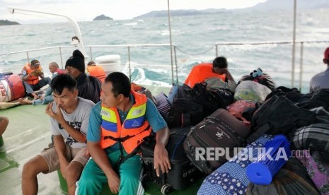  Sebanyak 47 orang korban termasuk 7 orang anak-anak dari Pulau  Legundi, Provinsi Lampung, dievakuasi dengan mengggunakan kapal patroli  Kesatuan Penjagaan Laut dan Pantai (KPLP) KPLP KNP. 336 ke Pelabuhan  Panjang. 