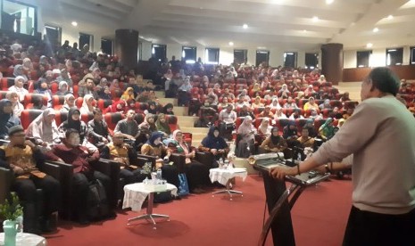 Sebanyak 470 petugas kesehatan di wilayah parahiangan Bandung, mengikut seminar ilmiah kesehatan haji 2019. Seminar ilmiah ini wajib diikuti petugas kesehatan demi tercapainya pengetahuan tentang pembinaan, pelayanan dan perlindungan (P3) kepada jamaah haji.Sabtu (21/9).