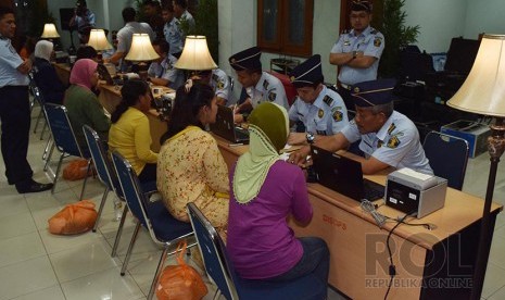 Sebanyak 494 tenaga kerja indonesia (TKI) ilegal tiba di Lanud Halim Perdanakusuma, Jakarta, Selasa