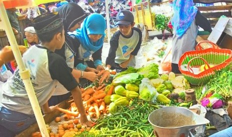 Sebanyak 50 anak yatim binaan Sanggar Genius Yatim Mandiri belanja di Pasar Merjosari, Kota Malang, Ahad (28/2).