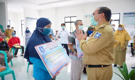 Sebanyak 50 Keluarga Penerima Manfaat (KPM) mendapat Bantuan Sosial Tunai (BST) dari Pemerintah Provinsi Kepulauan Bangka Belitung (Pemprov. Babel). Bantuan ini diserahkan langsung oleh Gubernur Kepulauan Bangka Belitung, Erzaldi Rosman di Kantor Lurah Kampung Dul, Kabupaten Bangka Tengah, Selasa (8/12).