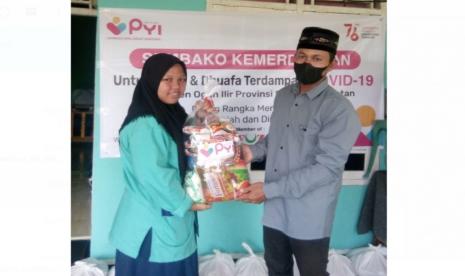 Sebanyak 50 orang anak yatim dan dhuafa terdampak Covid-19 di Kabupaten Ogan Ilir, Provinsi Sumatera Selatan, terima bantuan sosial (bansos) berupa paket sembako pada, Selasa (31/8).