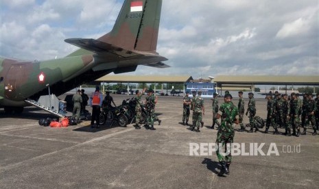 Sebanyak 50 personel Batalyon Infanteri Raider 700/Wira Yudha Cakti Makassar diberangkatan ke lokasi kericuhan di Kabupaten Buton dari Lanud Hasanudin, Kendari, Sulawesi Tenggara, Jumat (7/6/2019). 