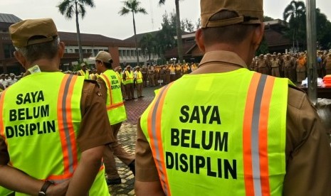 Sebanyak 500 Aparatur Sipil Negara (ASN) lingkup Pemerintah Kota Bekasi dihukum dengan mengenakan rompi bertuliskan ‘Saya Belum Displin’ dan “Melanggar Disiplin Berat’ saat Apel Pagi, Senin (14/1) pagi. Hukuman tersebut karena ASN bersangkutan sering tidak menghadiri apel pagi dan program subuh keliling yang diterapkan oleh Pemkot Bekasi. 