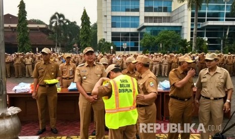 Sebanyak 500 ASN Pemkot dihukum dengan mengenakan rompi, karena tidak disiplin (ilustrasi).