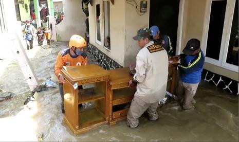 Sebanyak 500 rumah warga terendam banjir dan dipenuhi lumpur akibat tanggul Sungai Cisunggalah jebol di Desa Panyadap, Kecamatan Solokanjeruk, Kabupaten Bandung, Rabu (2/6).