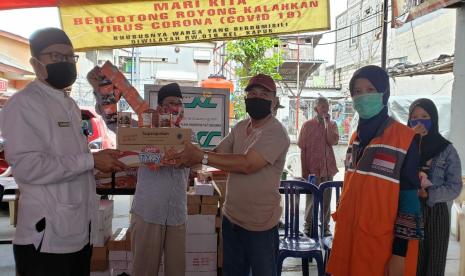 Sebanyak 512 paket Superqurban dengan jenis kornet 250 paket dan rendang 262 paket serta kopi prabu dan okky flurry disalurkan oleh Rumah Zakat untuk Warga yang tinggal di RW 16 Kelurahan Kapuk Jakarta Barat.