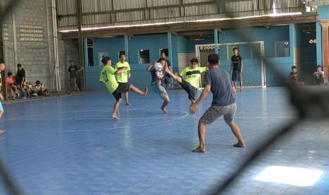 Sebanyak 55 peserta yang tergabung dalam 12 tim dari berbagai pondok pesantren di wilayah Kecamatan (Kapanewon) Sentolo dan sekitarnya berkompetisi dalam turnamen futsal.