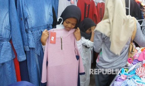 Sebanyak 57 anak yatim piatu dan anak kaum dhuafa diajak ke pasar Bambu Kuning Kota Bandar Lampung untuk membeli baju lebaran oleh Komunitas Ruang Sosial (KRS) Universitas Lampung. 