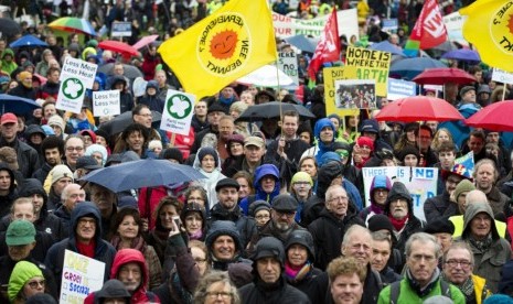 Sebanyak 6.000 sampai 7.000 orang ambil bagian dalam  satu demonstrasi yang diselenggarakan di Amsterdam pada Ahad (29/11) menuntut tindakan melindungi iklim, sehari sebelum pembukaan Konferensi Perubahan Iklim PBB di Paris.