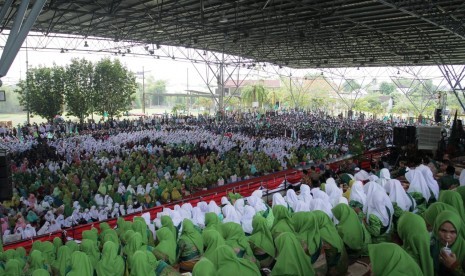 Sebanyak 6.000 santri memeriahkan dan meramaikan rangkaian HUT Muba ke-63 serta perayaan Hari Santri Nasional 2019 di Stable Berkuda Sekayu Kabupaten Musi Banyuasin, Rabu (2/10). 