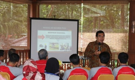 Sebanyak 60 guru pendamping dari wilayah Yogyakarta dan sekitarnya dibekali motivasi cara berpikir suprarasional. 