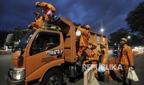 Sebanyak 6000 Pekerja Harian Lepas (PHL) Dinas Kebersihan DKI Jakarta dikerahkan untuk membersihkan sampah di sejumlah titik konsentrasi massa di malam pergantian tahun baru 2017