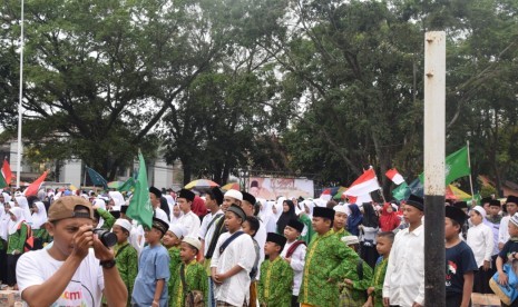 Sebanyak 6000 santri di wilayah Kecamatan Majalaya, Solokanjeruk, Paseh, Ibun, Ciparay, Pacet, Kertasari dan Baleendah mengikuti jalan sehat di alun-alun Majalaya, Ahad (18/11) dengan menggunakan sarung. Kegiatan tersebut dilaksanakan dalam menyambut Maulid Nabi Muhammad Saw.