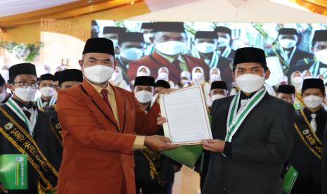 Sebanyak 667 santri Pondok Pesantren (Ponpes) Husnul Khotimah 1 Kabupaten Kuningan angkatan 24 tahun pelajaran 2020/2021, diwisuda, Sabtu (12/6). 