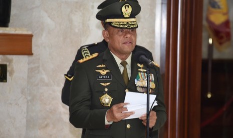 Sebanyak 69 Perwira Tinggi TNI (AD, AL, AU) menerima Tanda Kehormatan Negara , yang disematkan langsung oleh Panglima TNI Jenderal TNI Gatot Nurmantyo, di Mabes TNI Cilangkap Jakarta, Rabu (20/1). 