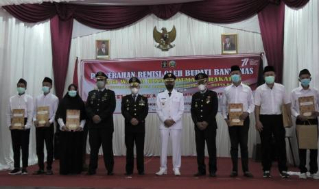 Sebanyak 695 narapidana di dua Lembaga Permasyarakatan dan Rutan di Kabupaten Banyumas mendapatkan remisi di Hari Ulang Tahun ke-77 RI, 2 narapidana dinyatakan langsung bebas.