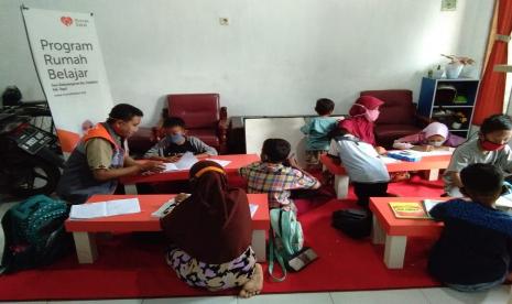 Sebanyak 7 orang anak datang Ke rumah Aris Budiawan selaku Relawan Rumah Zakat di Desa Kademangaran, kabupaten Tegal untuk mengikuti bimbingan belajar (bimbel) yang diadakan secara gratis oleh Rumah Zakat, Jum’at (5/2). 