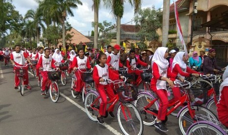 Sebanyak 74 pemuda dari seluruh pelosok negeri ini gowes bersama ribuan warga Blitar, Selasa (6/12).