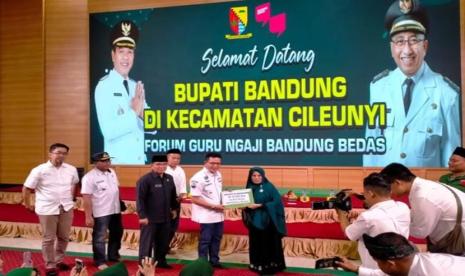 Sebanyak 750 guru ngaji di Kecamatan Cileunyi Kabupaten Bandung sudah merasakan langsung manfaat dari program guru ngaji tersebut. Dari 750 guru ngaji itu, sebanyak 180 guru ngaji mengadakan silaturahmi atau pertemuan dengan Bupati Bandung Dadang Supriatna di lantai 5 Gedung BPRS HIK Parahyangan Jalan Raya Percobaan Kecamatan Cileunyi Kabupaten Bandung, Rabu (13/12/2023).