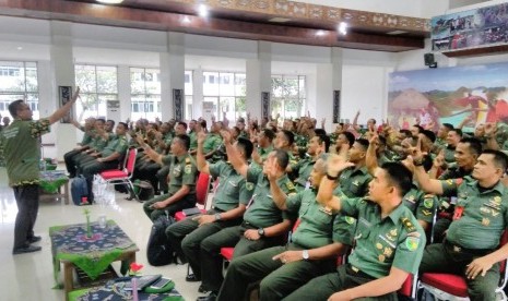 Sebanyak 76 anggota TNI AD yang berada dibawah naungan Kodam XVII/Cenderawasih turut andil dalam pelatihan kader bela negara yang bernuansa kekinian. 