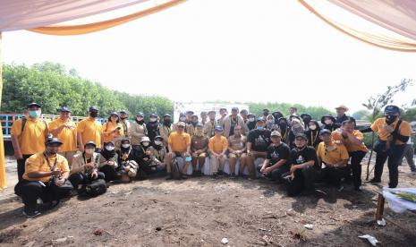 Sebanyak 8.000 pohon mangrove ditanam di pesisir Pantai Lontar, Kecamatan Tirtayasa, Kabupaten Serang, Selasa (26/7/2022). Penanaman mangrove dilakukan oleh Bupati Serang Ratu Tatu Chasanah bersama Rektor Universitas Gadjah Mada, Profesor Ova Emilia, sejumlah perusahaan industri dan kepala OPD Pemkab Serang.