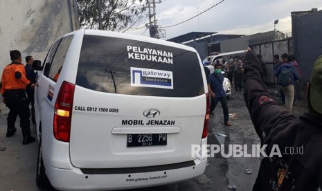 Sebanyak 8 Ambulans diberangkatkan dari lokasi kebakaran Pabrik Kembang Api, Kosambi, Kabupaten Tangerang, Kamis (26/10).