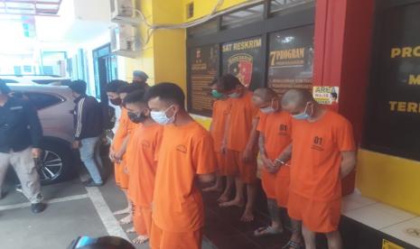 Sebanyak 8 orang tersangka pelaku pencurian dengan kekerasan (curas) atau begal berhasil diringkus Satreskrim Polrestabes Bandung, Senin (18/1)