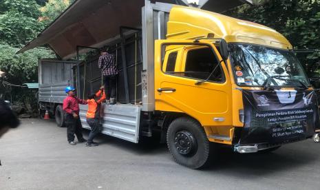 Sebanyak 80 bilah Istana IKN, pada tahap pertama diangkut menggunakan truk PT Pos Indonesia (persero). 