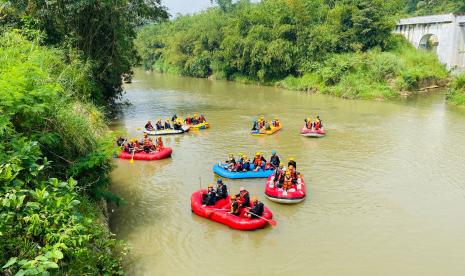 Sebanyak 80 persen air baku Perusahaan Daerah Air Minum (PDAM) Perumda Tirta Pakuan Kota Bogor, berasal dari Sungai Cisadane. Saat ini, sampah di Sungai Cisadane menjadi fokus Perumda Tirta Pakuan karena bisa mempengaruhi kapasitas produksi air minum.