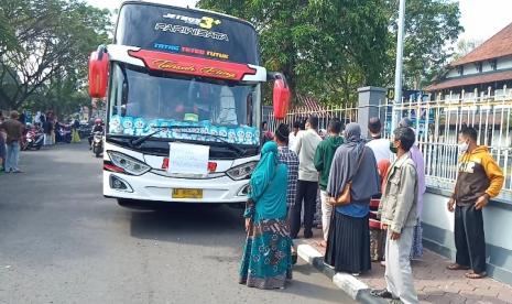 Sebanyak 84 santri Pondok Pesantren Lirboyo, Kota Kediri, asal Kabupaten Karanganyar kembali ke pondok. Puluhan santri tersebut diberangkatkan bersama-sama di depan Kantor Bupati Karanganyar, Jawa Tengah, Senin (6/7). 