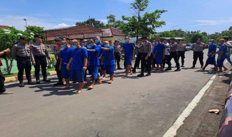 Sebanyak 86 tersangka diamankan Polres Indramayu dalam Operasi Pekat Lodaya 1 Tahun 2024. Mereka dihadirkan ke Mapolres Indramayu, Selasa (2/4/2024). 