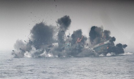 Sebanyak empat buah kapal asal Vietnam diledakan di tengah kabut asap di laut Kalimantan Barat, Pontianak, Senin (19/10). 