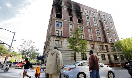 Sebanyak enam orang, termasuk empat anak-anak meninggal dalam kebakaran apartemen di Harlem, New York, Rabu (8/5).