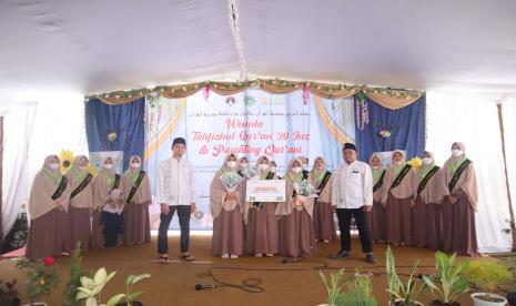 Sebanyak enam penerima beasiswa BMHberhasil menempuh wisuda tahfidz di MTs dan MA Al-Burhan, Jawa Tengah,  Ahad (15/1/2023).