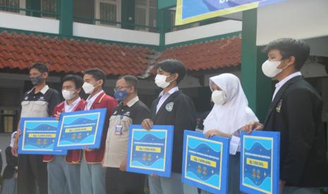 Sebanyak lima  siswa  terbaik dan berprestasi di kelas XI dan XII SMA Bosowa Bina Insani menerima apresiasi di sela acara  Ta’aruf 2022, Senin (20/7/2022).