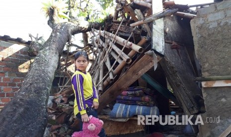 Rumah rusak parah diterjang angin kencang. (ilustrasi)