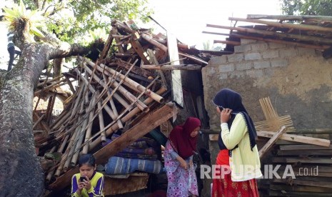 Rumah warga yang rusak berat diterjang angin kencang.